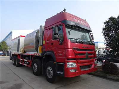 重汽8×4同步碎石封層車
