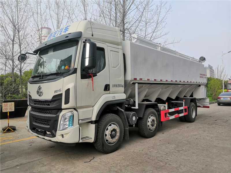 柳汽乘龍小三軸30方飼料運(yùn)輸車